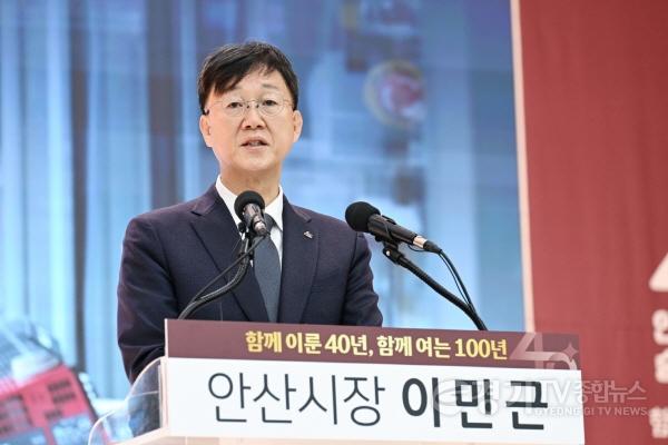 [크기변환][신년 기자간담회 사진(2)] 2026. 1. 21. 이민근 안산시장이 시 승격 40주년 기념 신년 기자간담회를 하고 있다..jpg