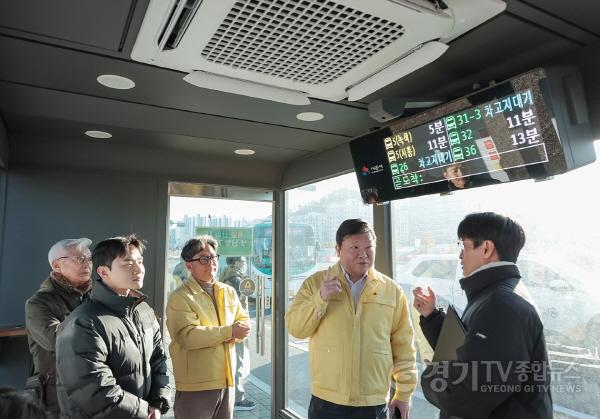 [크기변환]보도자료3-2 박승삼 부시장이 한파쉼터인 버스정류소 스마트셸터를 점검하고 있다.jpg