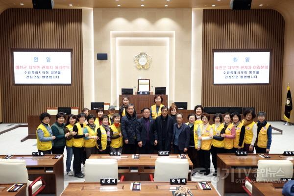 [크기변환]대한적십자 예천지보면 회원과 단체사진.jpg