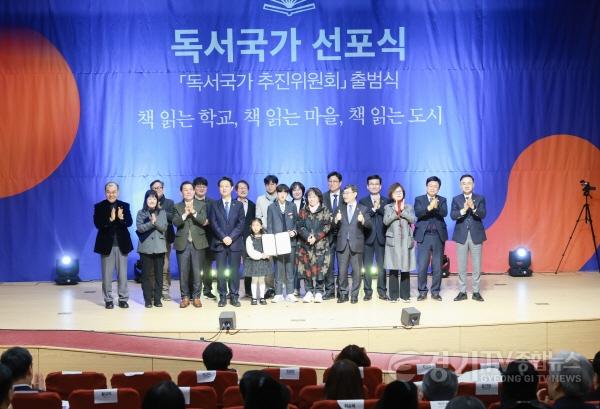 [크기변환]1-2.  수원특례시, 지방정부 최초로 ‘독서국가’ 선언 동참…이재준 시장, 독서국가 선포식에서 선언문 낭독.jpg