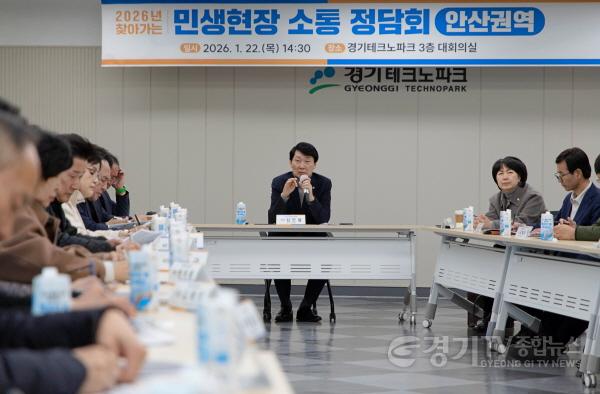 [크기변환]260123_[사진자료] 경상원 김민철 원장이 정담회에서 상인들의 질문에 답하고 있다.JPG