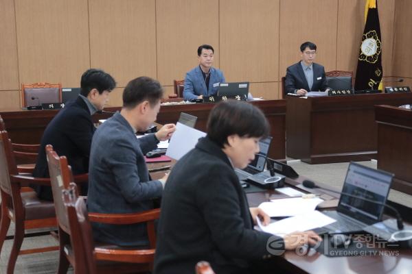 [크기변환]사진1(제258회 이천시의회 제2차 정례회 폐회 중 제1차 의회 운영위원회).jpg