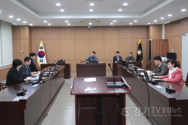 [크기변환]사진2(제258회 이천시의회 제2차 정례회 폐회 중 제1차 의회 운영위원회)jpg.jpg
