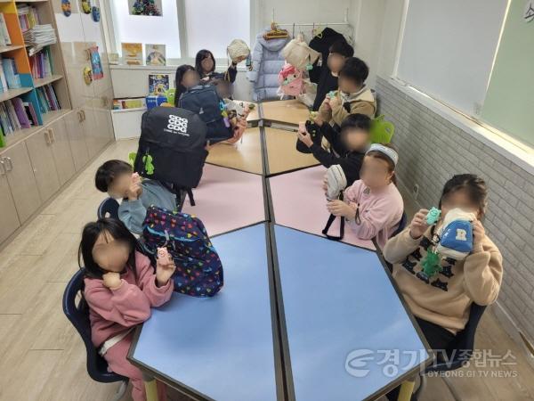 [크기변환]4 초등학교 입학 취약계층 아동에 호신용 키링 경보기 지급.jpg