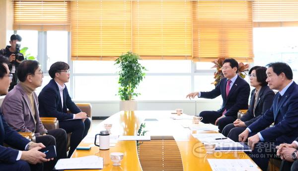 [크기변환]6-2. 이상일 용인특례시장이 김윤덕 국토교통부장관에게 중부권광역급행철도(JTX)의 신속한 추진을 건의하고 있다..jpg