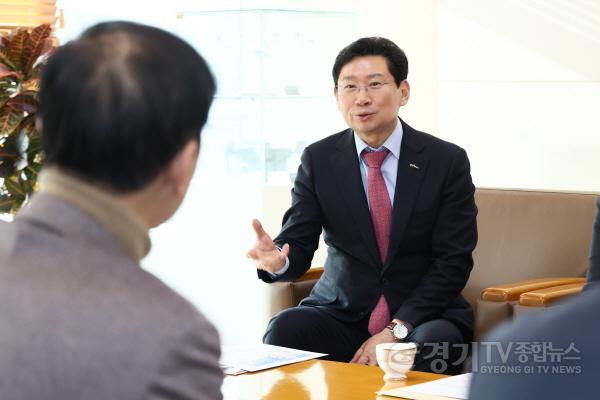 [크기변환]7-2. 이상일 용인특례시장이 김윤덕 국토교통부장관에게 반도체 국가산업단지 추진을 포함해 7개의 지역 현안을 건의했다..jpg