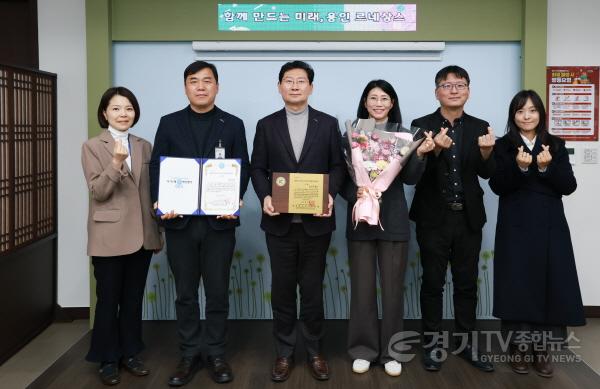 [크기변환]6-2. 이상일 용인특례시장(왼쪽 세번째)이 28일 열린 제2회 세계청년리더총연맹(WFPL) 8대 지자체 혁신평가에서 특례시 부문 대상을 수상한 뒤 직원들과 기념촬영을 하고 있다.jpg