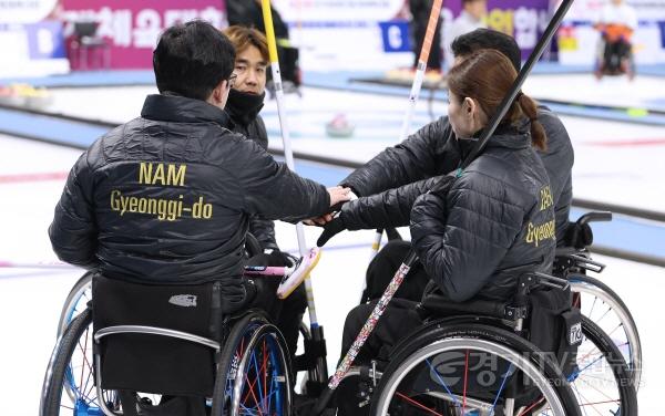 [크기변환]혼성 휠체어컬링 4인조 (1.28 밤 경기).jpg
