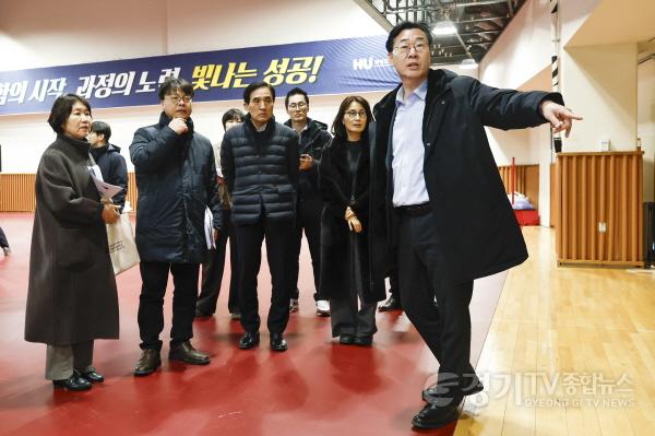 [크기변환]5-1. 정명근 화성특례시장이 만세구청 개청 준비 현장을 점검하고 있다.jpg