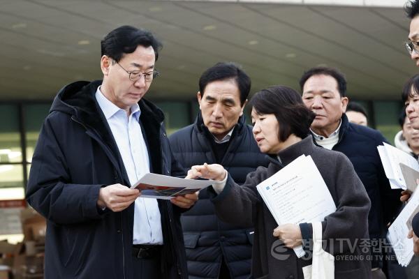 [크기변환]5-2. 정명근 화성특례시장이 만세구청 개청 준비 상황에 대해 현장에서 보고 받고 있다.jpg