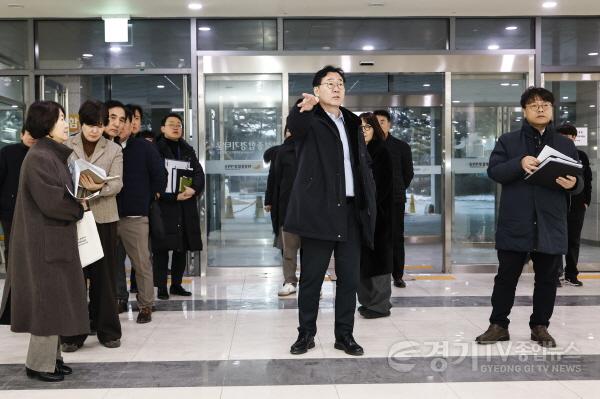 [크기변환]5-3. 정명근 화성특례시장이 만세구청 개청 준비 현장을 점검하고 있다.jpg