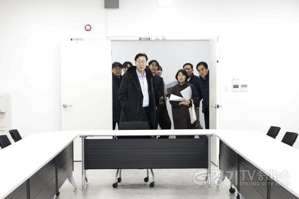 [크기변환]5-4. 정명근 화성특례시장이 만세구청 개청 준비 현장을 점검하고 있다.jpg