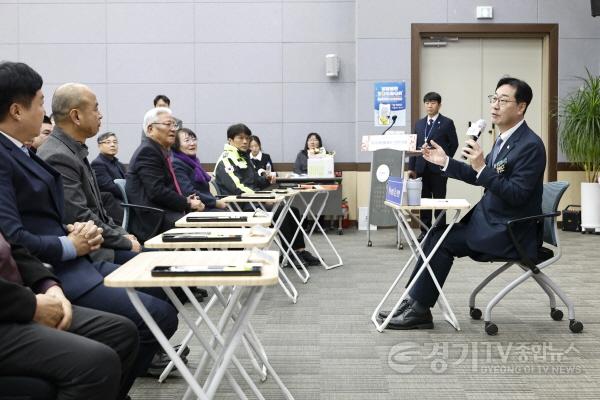 [크기변환]1-5. 정명근 화성특례시장이 지난 15일 열린 정남면 신년인사회에서 참석자들과 질의응답을 하고 있다.jpg