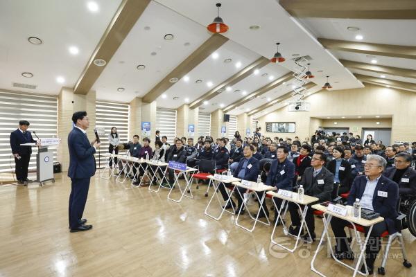 [크기변환]1-6. 정명근 화성특례시장이 지난 15일 열린 양감면 신년인사회에서 새해 인사를 하고 있다.jpg