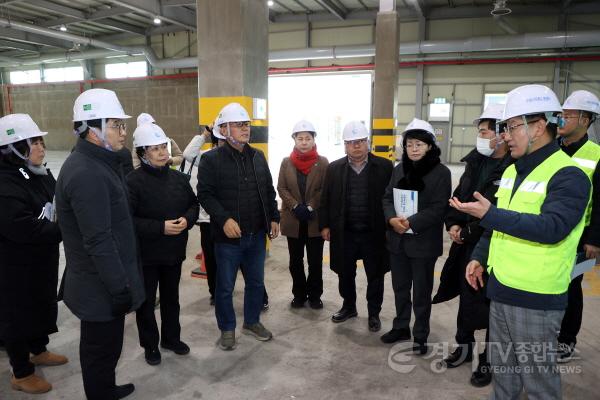 [크기변환]사진1)_수원특례시의회_환경안전위원회__생활폐기물_적환장_및_기후변화체험관_현장방문 (1).jpg