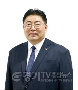 [크기변환]260129 김진명 도의원, 국회 「국유재산법」 의결 환영...“양영초 체육관 건립, 오랜 염원에 마침내 희망의 길 열려”.jpg