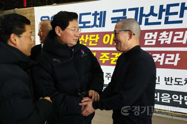 [크기변환]8-2. 이상일 용인특례시장은 1월 31일 밤 시청 야외음악당에서 열린 촛불문화제 도중 안전사고나 불상사가 발생할 경우 즉각 대처하기 위해 행사가 종료될 때까지 현장을 챙겼다.jpg