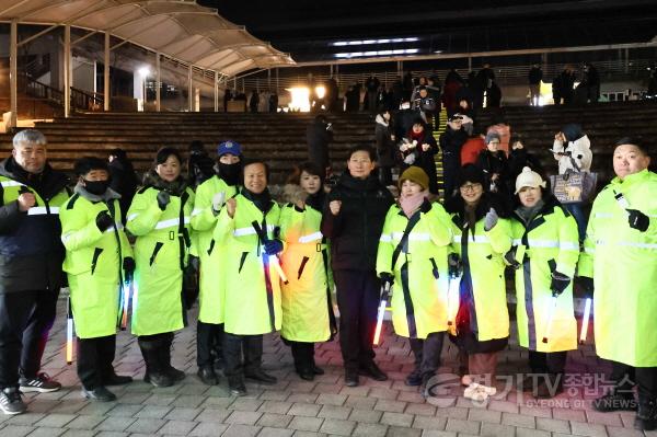 [크기변환]8-1. 이상일 용인특례시장은 1월 31일 밤 시청 야외음악당에서 열린 촛불문화제 도중 안전사고나 불상사가 발생할 경우 즉각 대처하기 위해 행사가 종료될 때까지 현장을 챙겼다.jpg