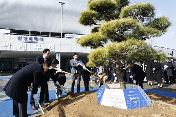 [크기변환]9 정명근 화성특례시장이 기념 식수를 심고 있다.jpg