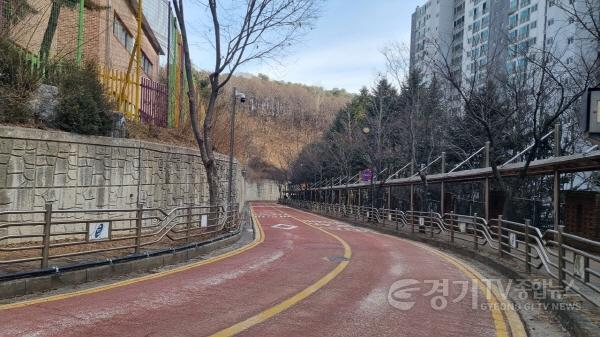 [크기변환]1. 용인특례시 수지구 성복초·중학교 진입도로에 자동염수분사장치 설치가 완료돼 2월부터 가동을 시작했다.jpg