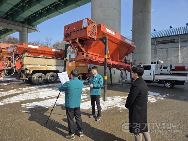 [크기변환]3. 김경주 기흥구청장이 취임식 대신 구민의 안전과 생활 현안을 살피는 현장방문으로 공식 업무를 시작했다..jpg