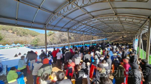 [크기변환]1 무봉산청소년수련원 눈썰매장 올겨울도 뜨거웠다.jpg