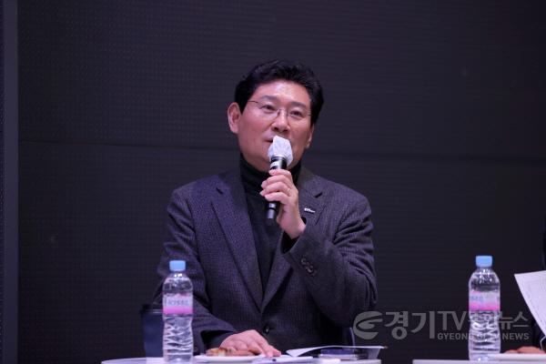 [크기변환]7-4. 4일 오후 용인미디어센터에서 열린 구성‧마북‧보정동 권역별 소통간담회에 참석한 이상일 시장이 발언하고 있다.jpg