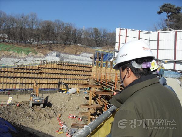 [크기변환]2-1. 합동점검반이 건설 현장 실태 점검을 하고 있다.JPG