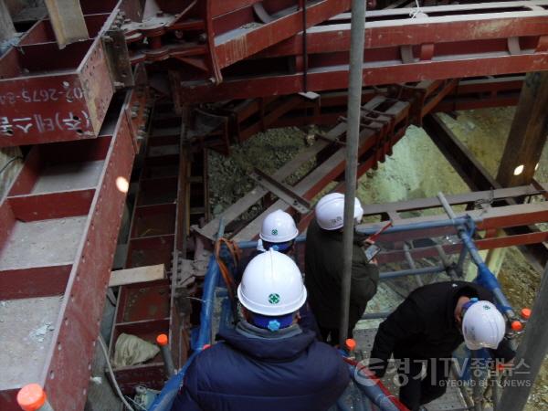 [크기변환]2-2. 합동점검반이 건설 현장 실태 점검을 하고 있다.JPG