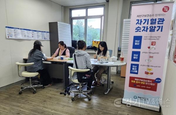 [크기변환]3. 지난해 자기혈관 숫자알기 프로그램에 참여한 시민들이 혈압·혈당 측정을 받고 있다.jpg
