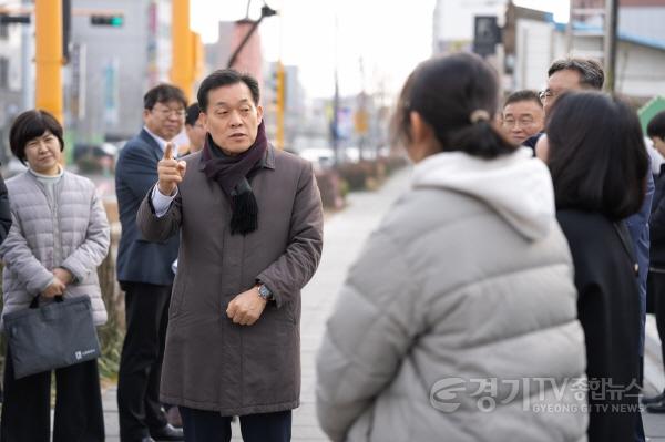 [크기변환]1-2)이재준 수원특례시장, 중소기업·초등학교 통학로에서‘새빛 현장시장실’ 열고 시민 목소리 들어.jpg