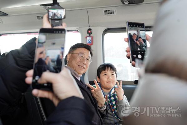 [크기변환]AI반도체과-9일 ‘성남시 자율주행자동차 시승식’행사에 참여한 신상진 성남시장이 아이 탑승객과 기념촬영을 하고 있다..jpg