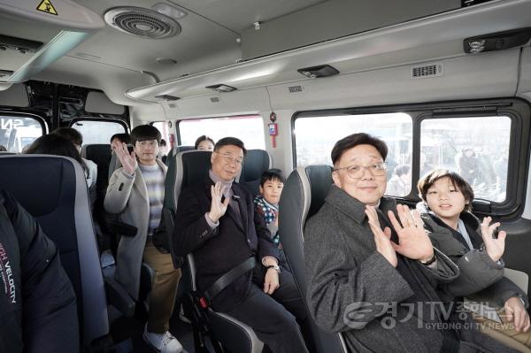 [크기변환]AI반도체과-9일 ‘성남시 자율주행자동차 시승식’행사에 참여한 신상진 성남시장과 시민들이 시승에 앞서 기념촬영을 하고 있다..jpg