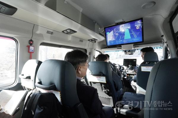 [크기변환]AI반도체과-9일 ‘성남시 자율주행자동차 시승식’행사에 참여한 신상진 성남시장과 시민들이 차량에 탑승해 이동 중에 있다..jpg