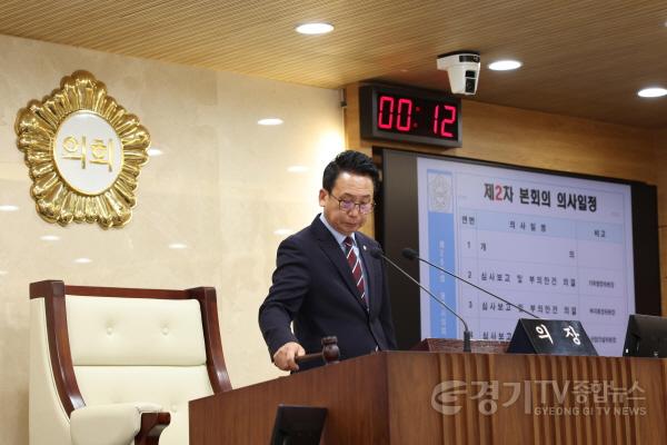 [크기변환]사진1) 제260회 임시회 제2차 본회의에서 의사봉 타봉하는 강정구 의장.jpg