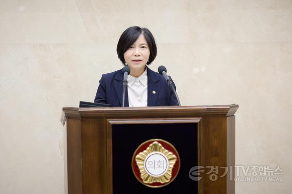 [크기변환]사진1. 신현녀 의원이 11일 열린 제300회 임시회 제2차 본회의에서 5분 자유발언을 하고있다..jpg