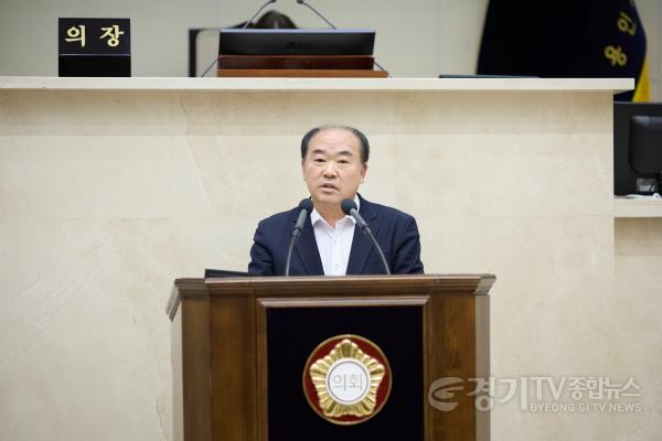 [크기변환]사진1. 용인특례시의회 김운봉 의원이 11일 열린 제300회 임시회 제2차 본회의에서 5분 자유발언을 하고 있다..jpg