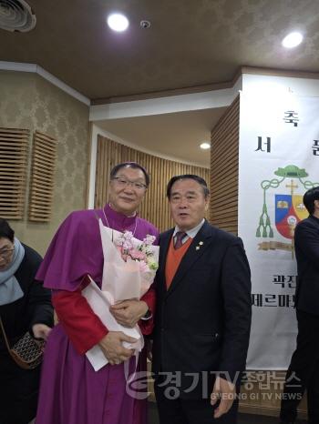 [크기변환]사진1) 천주교 수원교구 곽진상 제르마노 주교 서품식에 참석한 이재식 수원특례시의회 의장 기념촬영.jpg
