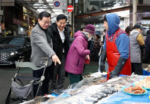 [크기변환]오산시의회__설_명절_앞두고_전통시장_찾아_민생․지역경제_점검(사진2).JPG