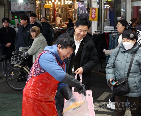 [크기변환]오산시의회__설_명절_앞두고_전통시장_찾아_민생․지역경제_점검(사진3).JPG