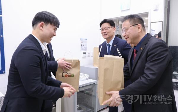 [크기변환]백현종 경기도의회 국민의힘 대표의원. 도의회 현업부서 직원 격려 나서3.jpg