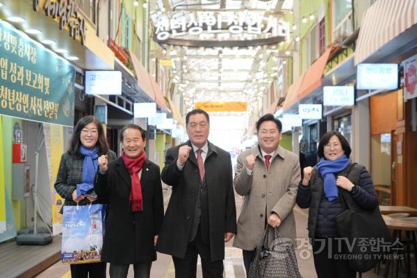 [크기변환]260212 안성시의회  설 명절 전통시장 장보기 (1).jpg