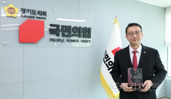 [크기변환]백현종 경기도의회 국민의힘 대표의원, 경기도노인종합복지관 감사패 수상2.jpg