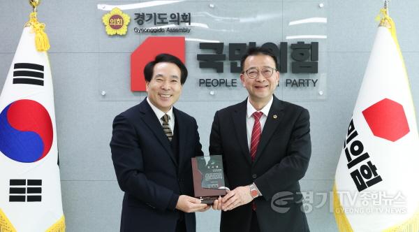 [크기변환]백현종 경기도의회 국민의힘 대표의원, 경기도노인종합복지관 감사패 수상1.jpg