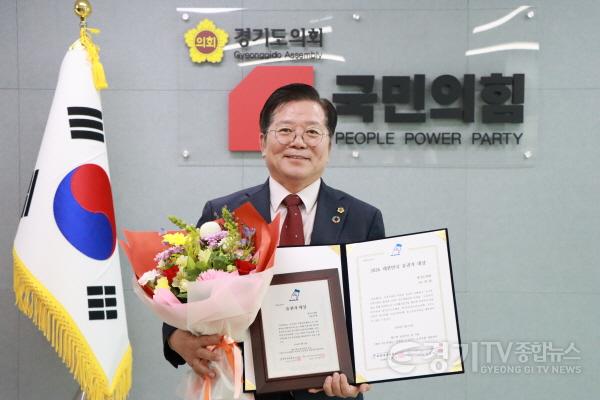 [크기변환]260212 허원 경기도의회 건설교통위원장, ‘2026 대한민국 유권자 대상’ 수상 (1).jpg