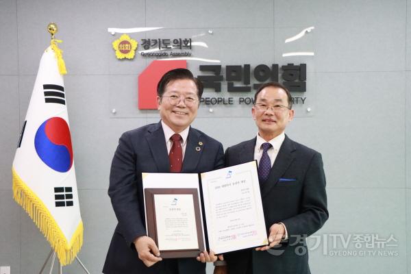[크기변환]260212 허원 경기도의회 건설교통위원장, ‘2026 대한민국 유권자 대상’ 수상 (2).jpg