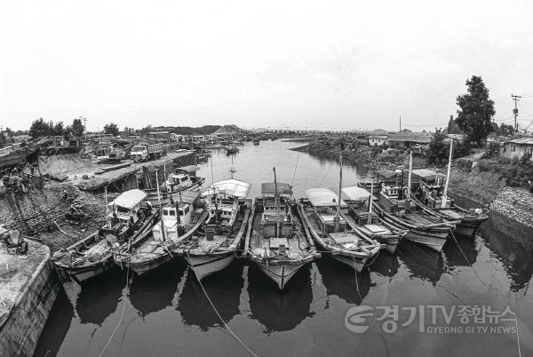 [크기변환][안산시 옛 사진]1. 1993년도 안산시 사리포구 전경, 시화방조제 공사 직전의 어촌 풍경 모습. (안산문화원 제공).JPG