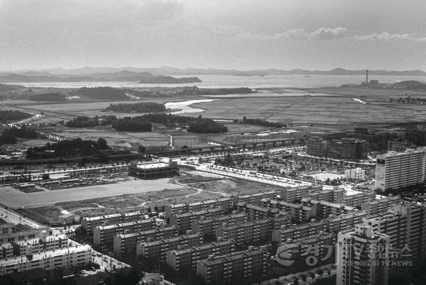 [크기변환][안산시 옛 사진]3. 1992년 노적봉 정상에서 바라본 안산 고잔뜰의 옛 모습..JPG