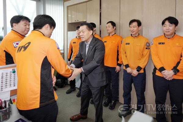 [크기변환]1-1. 이재준 수원특례시장, 설 연휴에 근무하는 이들 방문해 격려.jpg