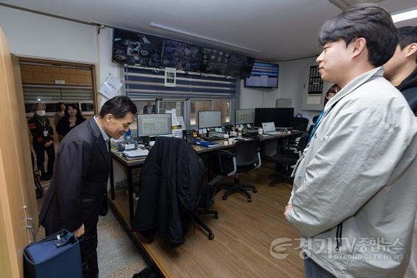 [크기변환]1-3. 이재준 수원특례시장  설 연휴에 근무하는 이들 방문해 격려.jpg